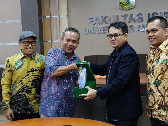 Strengthen cooperation networks. FISIP Unand received a visit from the delegation of the Faculty of Da’wah and Communication, UIN Syarif Hidayatullah, Jakarta.