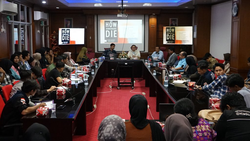 Kuliah Umum Program Magister Ilmu Politik “Erosi Demokrasi dan Cara Mengurangi Lajunya”