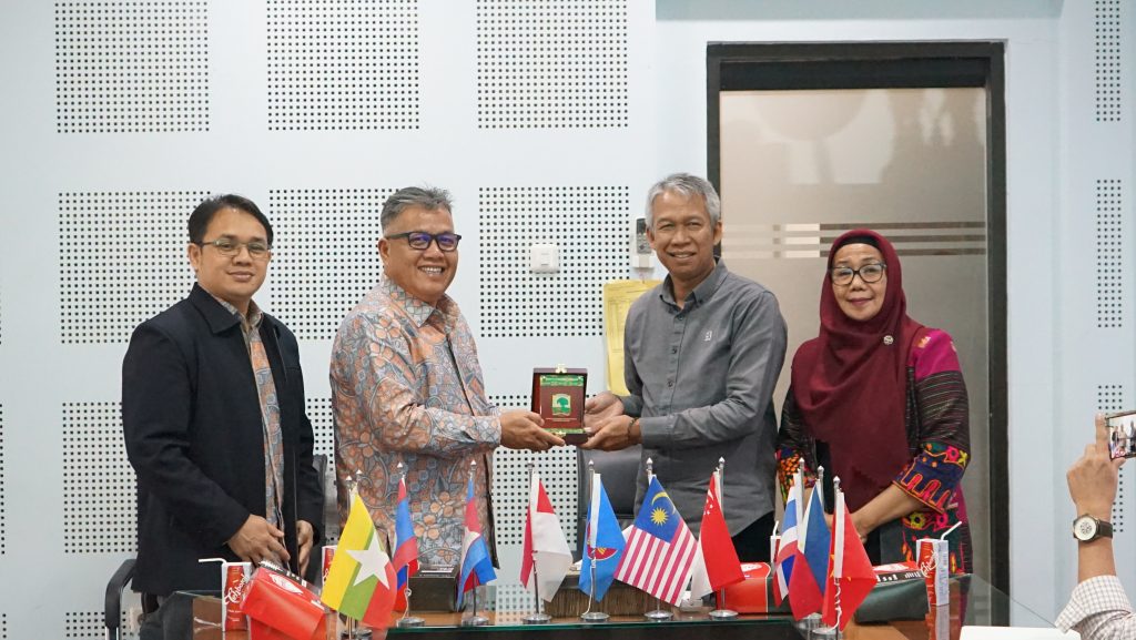 Benchmarking FISIP Unand ke FISIP UNHAS