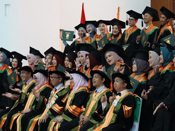 Wisuda Periode I Tahun 2025: 75% Lulusan Raih Predikat Cumlaude