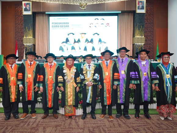 Dosen FISIP Universitas Andalas Resmi Dikukuhkan Sebagai Guru Besar