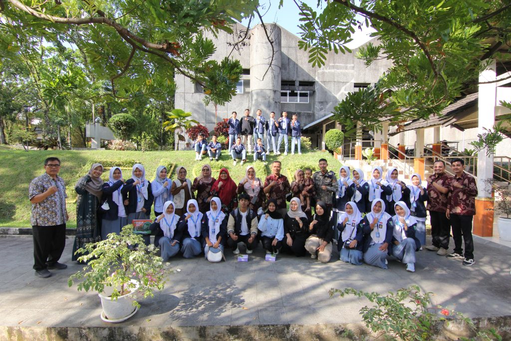 FISIP Universitas Andalas Terima Kunjungan OSIS SMAN 1 Pariangan: Wujud Nyata Sinergi Dunia Sekolah dan Perguruan Tinggi