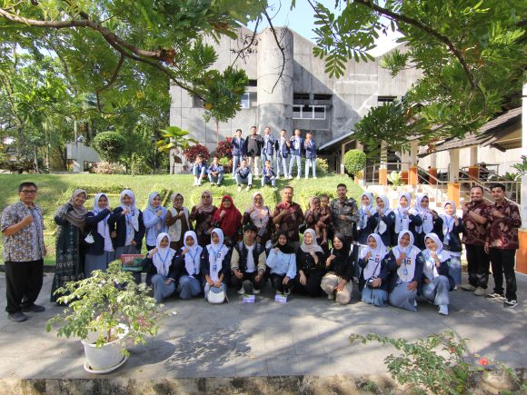 FISIP Universitas Andalas Terima Kunjungan OSIS SMAN 1 Pariangan: Wujud Nyata Sinergi Dunia Sekolah dan Perguruan Tinggi