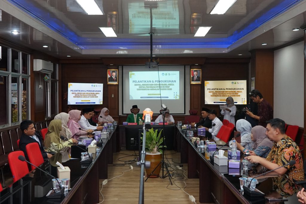 FISIP UNAND Laksanakan Pelantikan dan Pengukuhan Ketua, Sekretaris Departemen, serta Ketua Program Studi S2 Tahun 2025