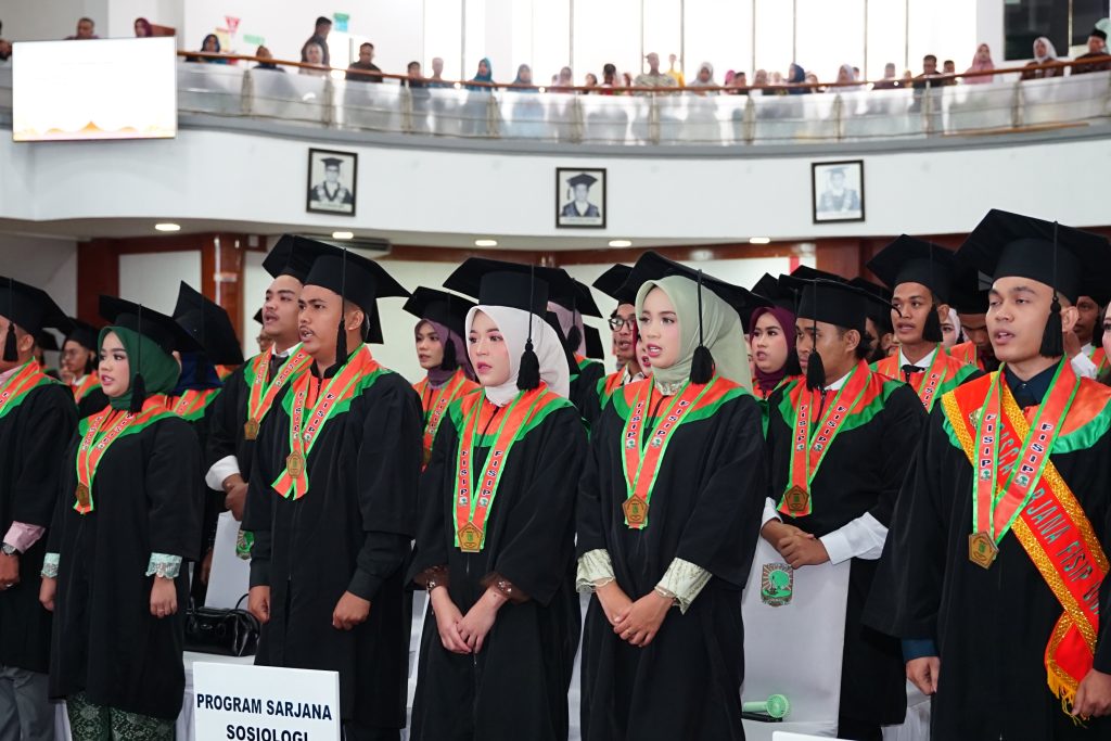Wisuda Fakultas dan Penyerahan ijazah Wisudawan/ti Program Sarjana dan Magister FISIP UNAND Periode V Tahun 2025