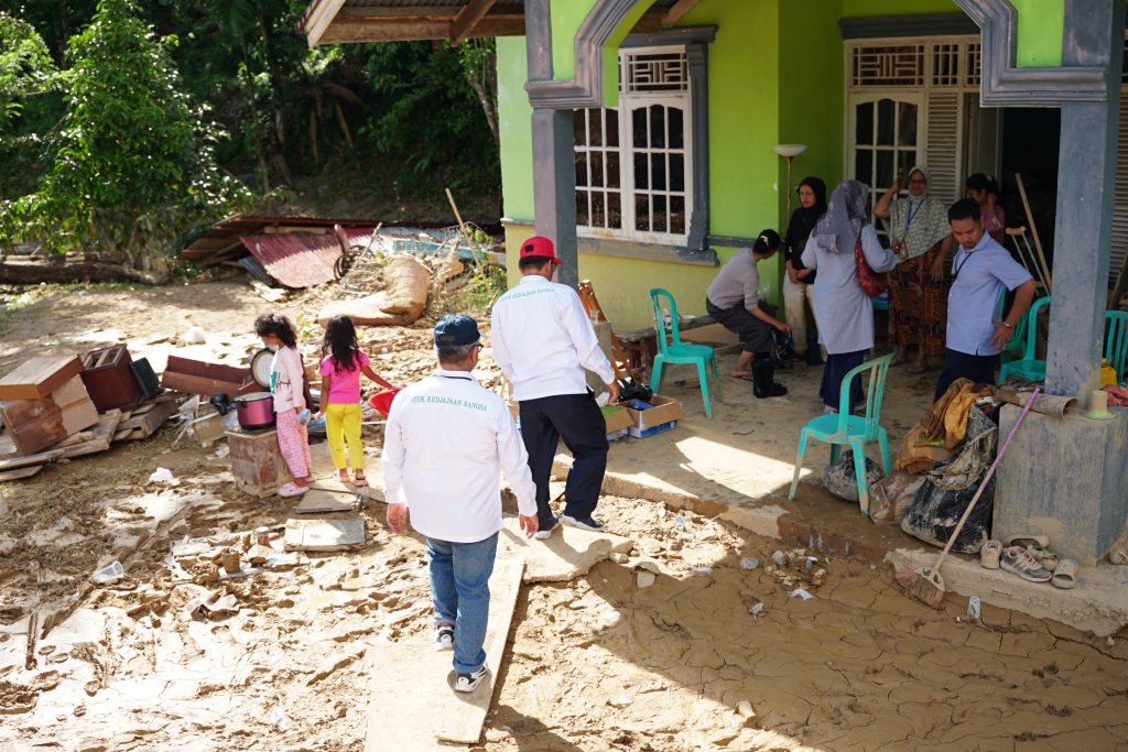 FISIP Universitas Andalas Salurkan Bantuan Tanggap Darurat bagi Dosen dan Tendik Terdampak Banjir