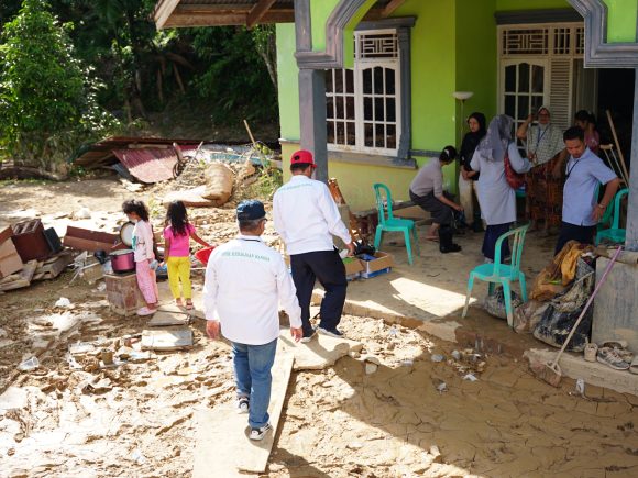 FISIP Universitas Andalas Salurkan Bantuan Tanggap Darurat bagi Dosen dan Tendik Terdampak Banjir