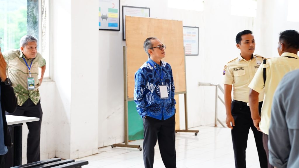 Rektor dan Wakil Rektor Unand Tinjau Pelaksanaan SNBT di Laboratorium Komputer FISIP