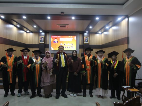 Ujian Promosi Doktor Dr. Zulkenedi, M.Si., M.M., M.H., M.A.P. Bahas Difusi Kebijakan Penanganan Pandemi Covid-19 di Sumatera Barat